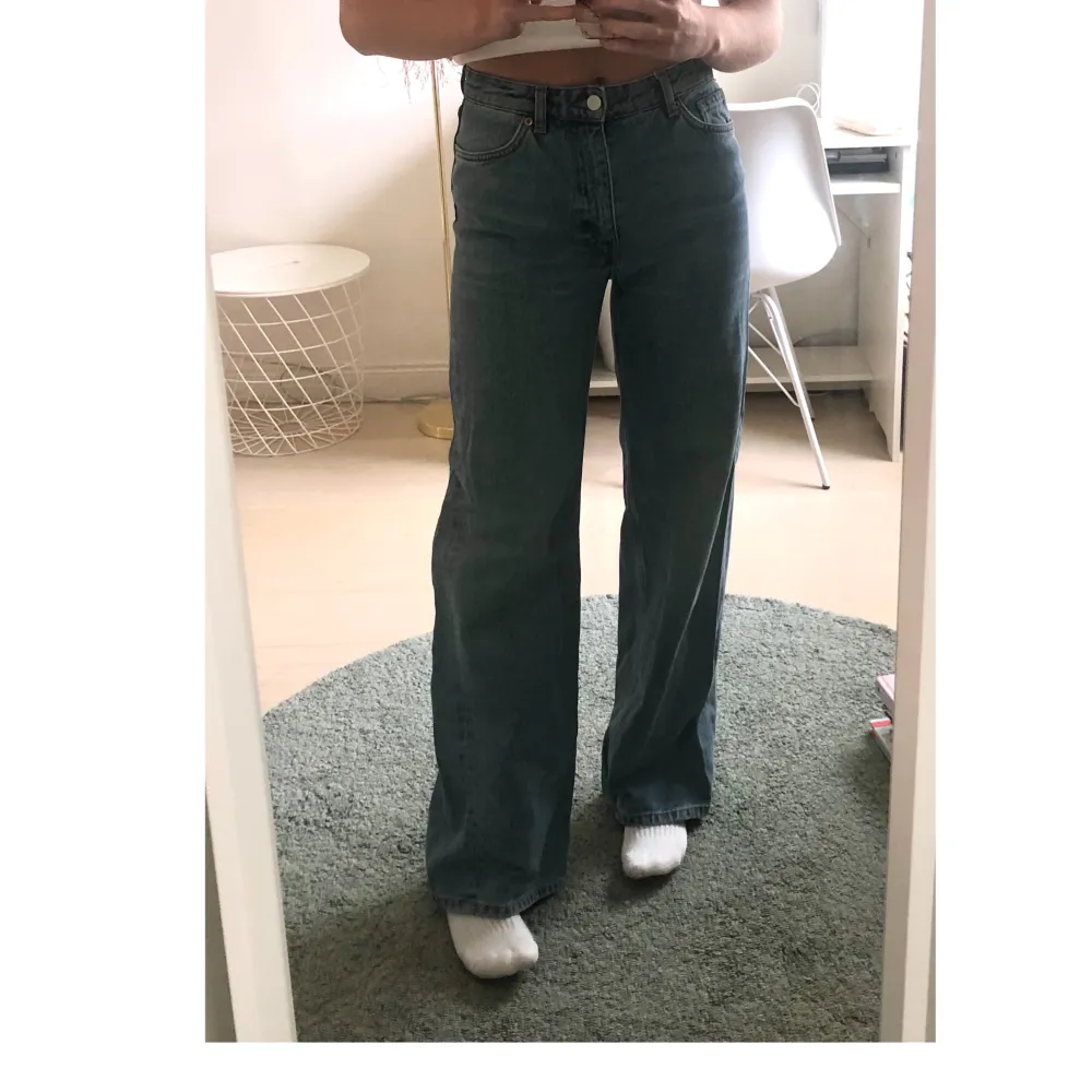 Yoko mid blue jeans från monki! Knappt använda!🤍 Storlek 27! Nypris: 400kr. Sista bilden är min!. Jeans & Byxor.
