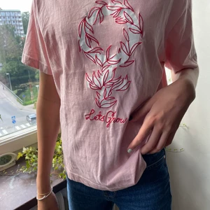 Rosa t-shirt - T-shirt från monki, sitter perfekt på kroppen!