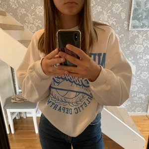 Sweatshirt  - Jättefin sweatshirt köpt på Gina Tricot för några månader sen, använt skick därav det billigare priset🤍 tröjan är i storlek L men sitter jättefint oversized på mig som vanligtvis har storlek S.  BUD ÄR BINDANDE, LÄGG BARA BUD OM DU KAN OCH VILL KÖPA