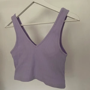 Lila topp - En söt lila topp som aldrig är använd, vet inte vart jag köpt den men det står ”Vera and Lucy” på lappen! 