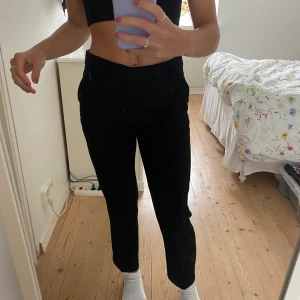 Gina tricot kostymbyxor - Gina tricot kostymbyxor - Anväda 1-2 gånger. Sitter löst nere vid benen men tight vid låren 