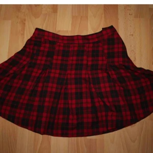 Rutig kjol  - Kjol från H&M i mycket bra skick! Superfin 