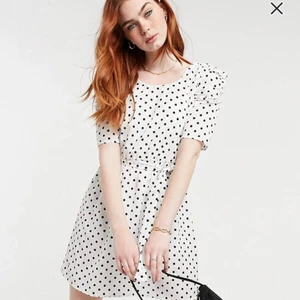Prickig klänning  - Säljer min Urban Bliss klänning från asos i fantastiskt mönster!!! En av mina gamla favoriter som förtjänar kärlek <3 50 kr!!! 