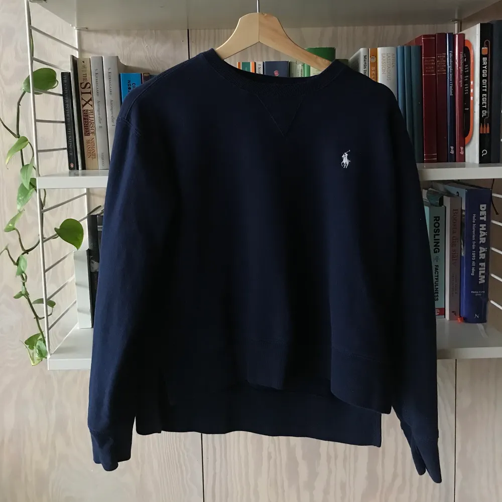 Mörkblå Ralph Lauren Sweatshirt i stolek S 💛 Köpt här på Plick men är för liten för mig som har stolek S/M och gillar oversized! 😊 . Tröjor & Koftor.