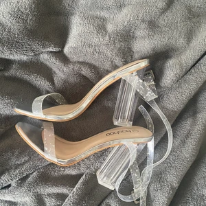 Boohoo genomskinliga klackar  - Skit snygga klackar med både genomskinligt band och klack. Säljer pga att de är lite stora för mig. Klackarna hade lätt passat någon med srl 37 också :)