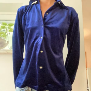 Mörk Blå sammets skjorta - Bekväm skjorta, köpt på retrobutik men knappt använd  och bra skick. 