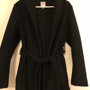 Kappa - Fin varm kappa med en stor luva Storlek S men passar även M. Hör av er vid intresse!😊