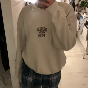 en oversized grädd vit sweatshirt i storlek s, denna tröja är inte särskilt använd men är super cool och snygg. 😎