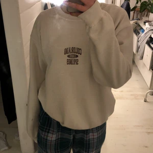 oversize sweatshirt  - en oversized grädd vit sweatshirt i storlek s, denna tröja är inte särskilt använd men är super cool och snygg. 😎