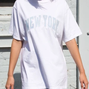 Oversize brandy melville t-shirt - Säljer denna fina oversized t-shirt från brandy för endast 150kr (nypris 28€)🥰🥰 Inga defekter, och den är i fint skick😊