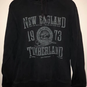 Timberland hoodie - Säljer en Timberland hoodie då den inte passar mig längre varan är välanvänd men i fint skick.    Storlek:S  Cond 7/10