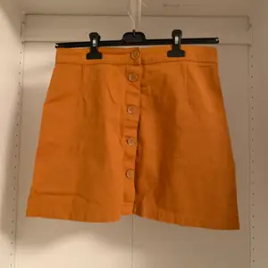 Gul/orange kjol från monki :) Aldrig kommit till användning, tycker inte om passformen. Den är ganska kort på mig som är 170. Köparen står för frakten :)