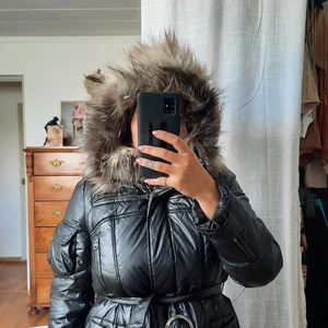 Kort söt vinterjacka  - Säljer denna söta jacka! Köpt i en butik i Malmö... köpte den för 4000kr. Spänd i sömnen inuti jackan, inget som syns men därav priset.