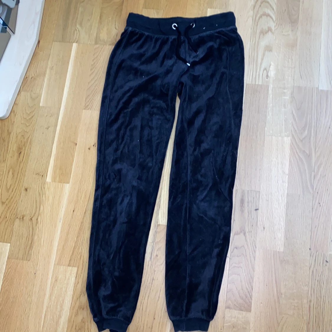 ett var svarta byxor. storlek XS