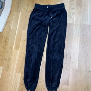 ett var svarta byxor. storlek XS - Svarta mjukisbyxor från Cubus. Inte sköna utanpå men de är sköna att ha på sig. De finns snöre. Använd ett flertal gånger. 