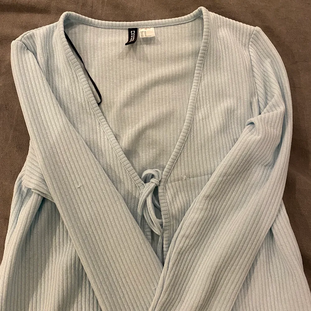 Säljer denna fina blåa kofta/tröja från HM i storlek M! 😃 Använd 1 gång, väldigt fint skick. Köptes för 80kr säljer för 50kr ( kan diskuteras ). Förövrigt väldigt fin blå färg inga skador på tröjor!🤗 . Tröjor & Koftor.