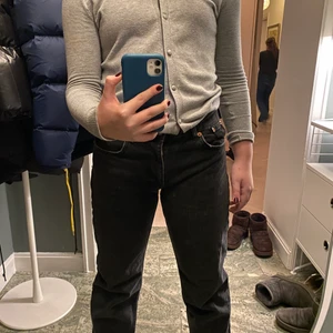 Mid-Rise jeans  - Säljer nu dessa populära svarta Mid Rise jeans från zara! De har använts en gång så de ser helt nya ut!❤️ Budgivningen avslutas idag!❤️