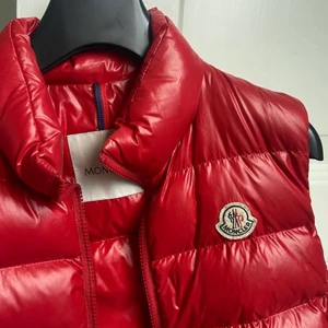 Röd Ghany Moncler Vest - Knappt använd i storlek 2 (passar small) modell Ghany. Givetvis äkta, har däremot inga kvitton då den är köpt på vestiarie. Ifall flera är intresserade kör jag budgivning❤️