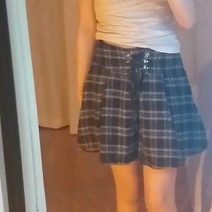 Rutig kjol - Svårt å grå rutig kjol, använd några gånger men slutade vara min stil. Bra skick finns kedja och smörj en som kan  justeras ☁️💞 