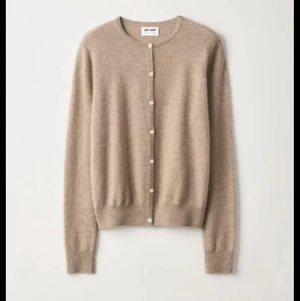 Kashmirkofta (LJUSROSA) - Jättefin ljusrosa kashmirkofta från Soft goat precis som den här fast ljusrosa. Den är väldigt sparsamt använd och är i storlek S. ❤️ Köpt för 1800kr men den är från en senare säsong.