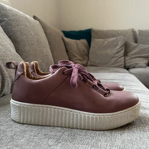 Samsoe samsoe skor  - Supersnygga Samsoe samsoe skor i superbra skick. Färger är dusty pink. Nypris är 1699 Kr och storleken är 40. Säljer dessa för att de var för små i storlek och skulle säga att de passar någon med storlek 39 eller någon som har mellan 39/40. 