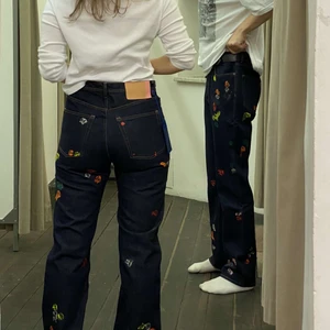 Acne blåkonst jeans - Säljer ett par av mina JÄTTEFINA acne studios blåkonst jeans med en sorts paintsplatter dom är straight fit som ni ser på första bilden! Storlek 30/32. Deras retail pris är runt 3500 så de är ett riktigt steal! Samt dom är unisex :)