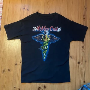 Äkta vintage Mötley crue tisha - Säljer min äkta vintage mötley crue tisha från 80-talet som köptes av min pappa under deras tour. Man ser att den är äkta på andra bilden efter som den är licenserad av brockum. Den är i storlek L