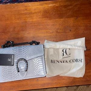 RENATA CORSI väska - En helt ny RENATA CORSI väska i modellen GRIGIO som inte går längre att köpa längre.