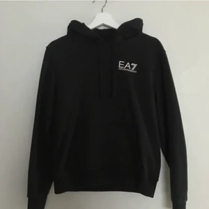 Armani hoodie - Säljer min armani Hoodie! (Äkta) då den ej används. Fint skick och storleken är XS/S
