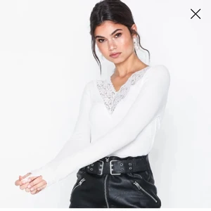 Vit spets blus  - Säljer en oanvänd vit spetsblus eftersom den tyvärr inte kommer till användning. Prislappen är kvar! Nypris 250:- och lägger ut den för 150:-, storlek XS men passar mer som en S💕