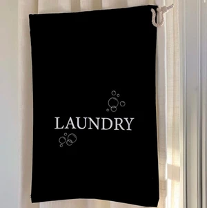Laundry bag - En svart organiseringspåse anpassad för smutstvätt. Perfekt att använda för att organisera i resväskan eller i garderoben! 30x45cm