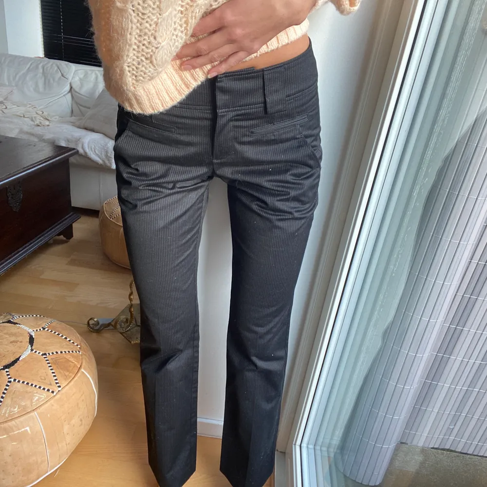 Svarta kritstrecksrandiga kostymbyxor i stl 34, mid-rise i midjan & supersnygg passform, säljer då de är lite korta på mig som är 175 cm💫. Jeans & Byxor.