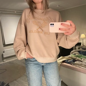 Sweatshirt Bikbok - Jättefin biege sweatshirt från bikbok strl M-L i nyskick .Passar även S men blir lite oversized. 