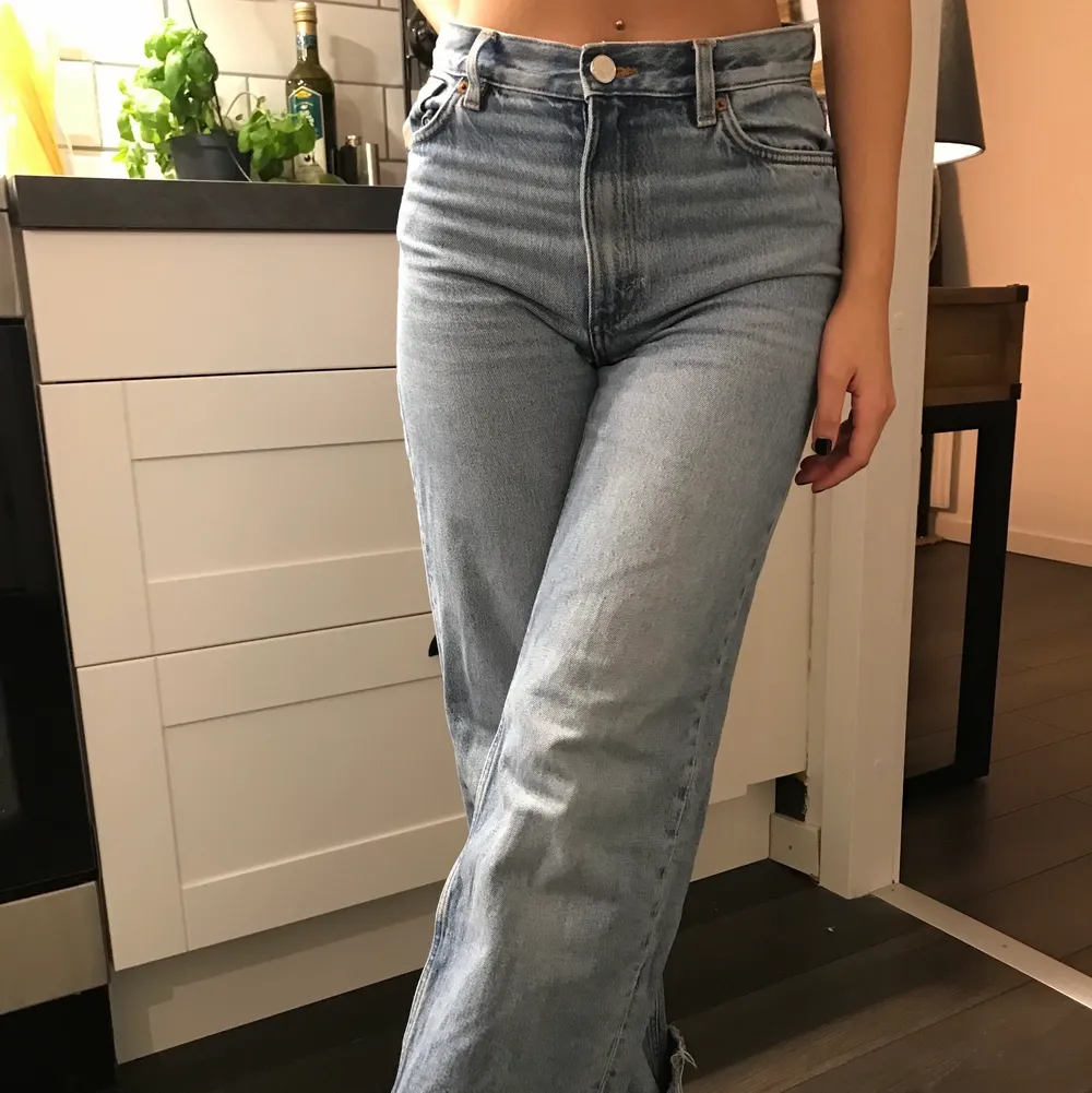 Jeans från Monki som går att vika längst ner ifall man är kortare (eller sy) eller ha ”normalt” som visas på första bilden. Jag är 160 för er som undrar🥰 Budet är bindande så vinner du budgivningen så köper du plagget❤️. Jeans & Byxor.
