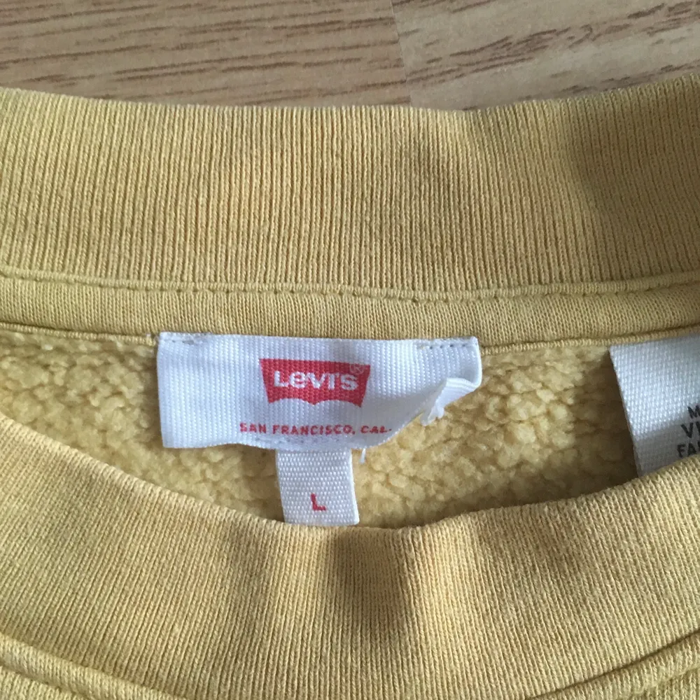 Levi’s sweatshirt i storlek L. En tröja som är lite 90s inspirerad men köpt i nutid för 700kr. Den är knappt använd och det finns därför inga defekter på den. Säljs pga använder den aldrig. Kontakta gärna om frågor finns eller om du vill ha fler bilder ☺️. Tröjor & Koftor.