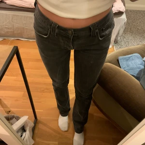 Nudie jeans lågmidjade - Säljer mina lågmidjade nudie jeans som jag bara inte använt så mycket. Raka i benen i en grå tvätt. Jeans med bra märke och därmed bra kvalite. 🥰🥰 köparen står för frakten