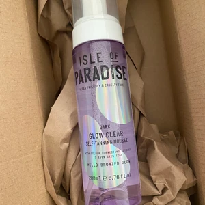 Brun utan sol - En helt ny brun utan sol. Råkade beställa två styckna där av säljer jag denna!! Den kommer från isle of paradise och är i färgen dark! Jag fick ett fint och jämnt resultat och den luktade inte som vanlig bus brukar göra efter sköljning, mycket fräschar doft. Pris kan diskuteras