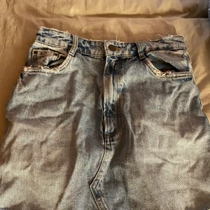 Jeanskjol från Zara - Säljer denna kjol då den blivit för liten för mig. Storlek S men sitter mer som en XS