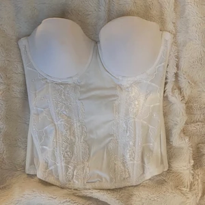 Korsett 70D - Köpte fel storlek därav säljer jag. Köpt second hand. Bra skick förutom en liten fläck på ena sidan (se bild 3) samt lite kantstött kupa. Supersnygg till fest under kavaj eller liknade🔥 Skriv för fler bilder eller frågor🤍🤍🤍🤍 