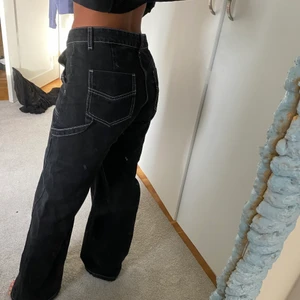 Baggy byxor, vintage, storlek 36/38 - Coola bagge jeans köpta vintage, storlek 36/38 beroende på hur man vill att dom ska sitta. 200 (+frakt)