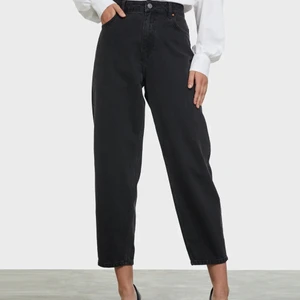 Svarta jeans - Barrel Black Jeans - endast testade. Riktigt snygga med ett par kängor till. Storlek 30 motsvarar ungefär Large/40. Nypris 599:- 