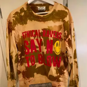 Acne Studios Crewneck (Exclusive) - Yellow, red & brown with print. Bin - 750kr Cond - 10 Size M