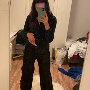 baggy jeans - HELT nya jeans från Urban outfiters. Säljer eftersom de är för stora för mig!! Köpte för 650kr och säljer för 400kr!!
