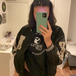 Svart baseball jacka - baseball jacka i svart, använd ganska mycket men ser ny ut!! Köpte för 900kr men säljer den nu för 600kr!!