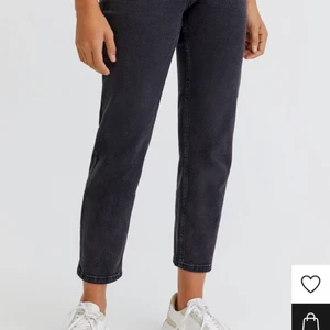 Mom Jeans  - Svarta mom jeans. Inte använda alls. Säljer pårgrund av att jag inte gillar dem så mycket och dem är lite förkorta är 1,65