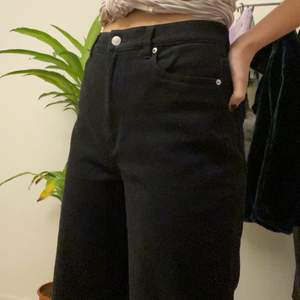 ”Mjuka” jeans från HM. Sitter lösa, fin passform! Använda 1 gång. 