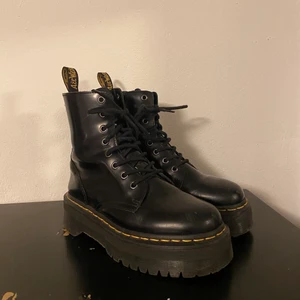 Dr Martens - Säljer mina Doctor Martens platå. Köpta förra året men säljer då dem ej kommer till användning längre. Bra skick, endast lite slitningar på skosnören men inget som kommer gå av inom snar framtid. 💞😊 köpta för 2300 säljer för 1600✨❣️
