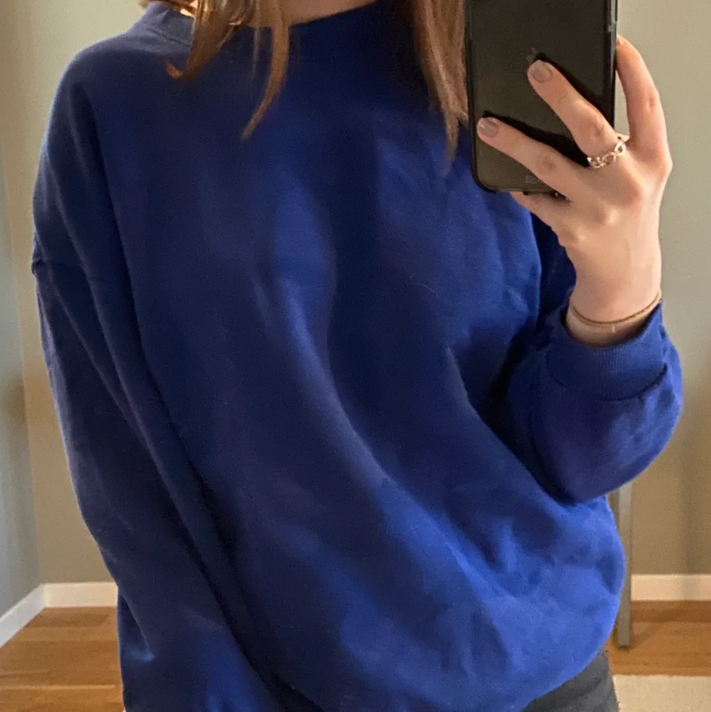 Jätte fin blå sweatshirt. Använd endast en gång och därav är den i väldigt fint skick. Hör av er om ni vill ha fler bilder eller har några funderingar🥰. Tröjor & Koftor.