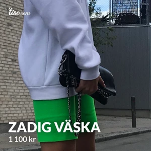 Zadig Voltaire väska - En jättefin, stilren väska från Zadig Voltaire!! Sparsamt använd men blivit lite missfärgad/rostad vid märket och lite på kedjan men inget jag brukar tänka på. Den är ju använd så det är klart att den slits som alla väskor. Säljer för 1100kr 💜💜💜
