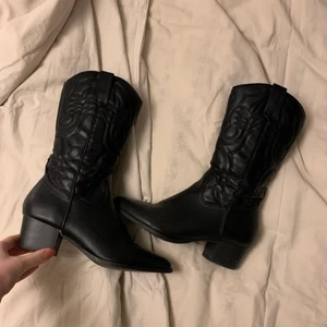 Cowboy skor - Super snygga cowboy skor använda endast en gång , De är lite märken på hälarna som man kan se på bilderna men inget som man märker! (skriv om fler bilderna på de) köparen står för frakt 